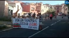 Protesta de las familias de Nueno  por un transporte escolar seguro