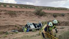 El coche en el que viajaba ha salido de la vía por el lado izquierdo y ha quedado encajado en un barranco próximo.