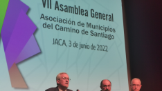 Juan Manuel Ramón Ipas, alcalde de Jaca, Javier Lambán, presidente del Gobierno de Aragón, y Enrique Maya alcalde de Pamplona.