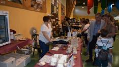 Los visitantes del ferial se encuentran con más de 50 estands de –sobre todo- venta de artículos de alimentación y artesanía.