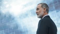 El rey Felipe VI asiste este martes en Madrid al preestreno de la serie 'Sin Límites'.