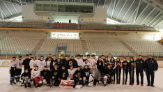Los miembros de los programas de hockey hielo y curling de las aulas de tecnificación de Jaca.