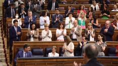El presidente del Gobierno, Pedro Sánchez, es aplaudido tras intervenir en una sesión plenaria de este miércoles en el Congreso.