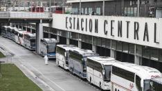 Una fila de autobuses aparcados junto a la estación central de Zaragoza.