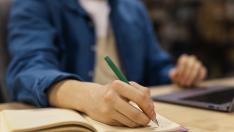 Imagen boy-studying-in-the-university-libra (37405640)
