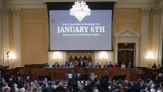 La oficial de policía del Capitolio de EE. UU., Caroline Edwards, y el cineasta británico Nick Quested, prestan juramento en la primera audiencia pública del comité que investiga el asalto al Capitolio.