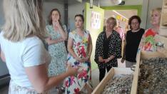 Maru Díaz visita el secadero de plantas aromáticas de Valentia en Huesca.