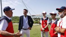 El consejero de Participación, Javier Rodrigo, con los voluntarios