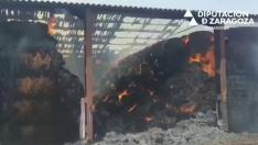 Bomberos de la DPZ trabajan en un incendio en un almacén de paja de La Joyosa