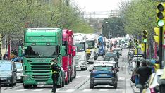 Protesta de transportistas con camiones por el centro de Zaragoza el pasado 23 de marzo.