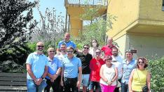 Foto de familia después de plantar el árbol junto a la residencia.