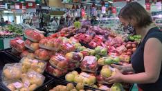 La subida de la fruta este verano disuade a muchas familias de su consumo.