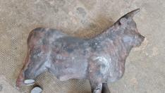 Los cuernos, patas y base del Torico de Teruel, rotos tras la caída