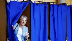 La primera ministra, Élisabeth Borne, vota en la segunda vuelta de las elecciones legislativas francesas