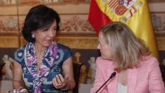 Ana Botín y Nadia Calviño este lunes en el Real Instituto Elcano.
