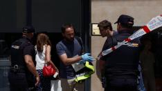 Miembros de la Policía Nacional en la vivienda de los hechos.
