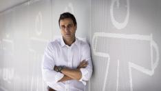 Carlos Peruga posa en la sede de Aspanoa en Zaragoza.