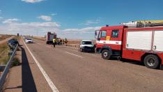Los bomberos de la DPT acudieron al accidente en Azaila