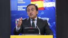 Albares, ante los medios este jueves.