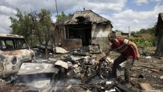 Eugene intenta recuperar algunos objetos, luego de que su casa resultara incendiada tras el ataque de misiles rusos, ayer en Chuhuiv