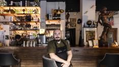 El coctelero Borja Insa, en su establecimiento de la plaza de San Pedro Nolasco de Zaragoza.
