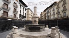 La fuente del Torico, vallada y sin la estatua que remataba la columna.