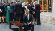 Mario Draghi hablando por teléfono apartado del resto de líderes de la OTAN en el Museo del Prado