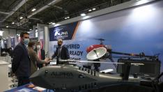 Un expositor muestra un dron en la última feria internacional de defensa y seguridad FEINDEF.