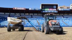 Obras del cambio del césped de La Romareda.