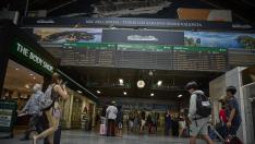 Viajeros con sus maletas en la estación de Atocha-Estación de Madrid.