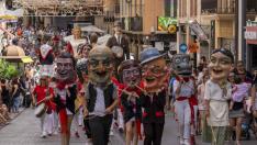 La comparsa de Gigantes y cabezudos en las calles del centro de Teruel durante las fiestas del Ángel. gsc