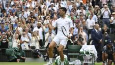 Novak Djokovic celebra su remontada en la pista central de Wimbledon