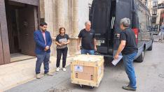 La caja con el Torico llega a la puerta del Museo en presencia de la conservadora del Centro, Carmen Escriche, y el diputado provincial de Cultura, Diego Piñeiro.