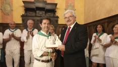 El alcalde de Huesca, Luis Felipe, entrega el premio del homenaje a Jesús Monter, presidente de la Casa de Aragón Lérida en 2018.