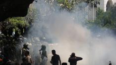 Policía de Sri Lanka utilizando gas lacrimógeno ante los manifestantes en Colombo.