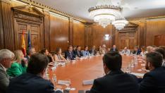 El presidente del PP, Alberto Núñez Feijóo, se ha reunido este jueves en el Congreso de los Diputados con casi una veintena de asociaciones de víctimas del terrorismo.