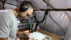 Mateo Torrijos trabaja con la fresadora CNC en las instalaciones del CEEI Aragón en Huesca, donde trabaja y desarrolla su modelo de negocio.