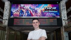 Pablo Ibáñez posa en los cines Palafox de Zaragoza, donde se proyecta la película en la que ha participado