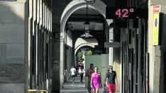 Un termómetro de paseo de la Independencia marca 42 grados, ayer.