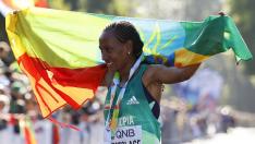 La etíope Gebreslase gana el maratón mundial con récord de los campeonatos.