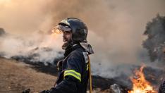 Un bombero trabaja en el incendio de Losacio, a 17 de julio de 2022, en Zamora, Castilla y León (España).