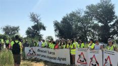 Participantes en la concentración para recordar a los fallecidos en la A-140.