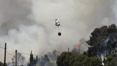 Un helicóptero interviene en la lucha contra el incendio de Ateca.