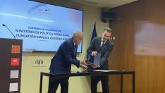 Firma del convenio entre la Fundación Giménez Abad y el Ministerio de Política Territorial.