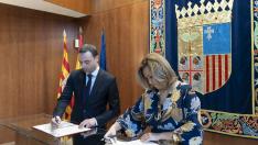 La consejera de Presidencia y Relaciones Institucionales del Gobierno de Aragón, Mayte Pérez (d) y el secretario de Estado de Política Territorial, Alfredo González (i) firman este viernes el convenio del FITE