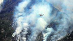 Un helicóptero trabaja en la extinción del incendio de Montes de Valdueza.