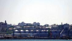 Terminal con cereal almacenado después de un ataque con misiles rusos en un puerto marítimo de Odesa, este sábado.