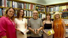 Rosa Serrano, Lucía Ciudad, Chema Aniés, Aitana Allué y Silvia Salazar en la librería Anónima de Huesca.