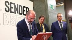 Javier Lambán visita la exposición sobre Ramón J. Sender en Madrid