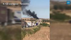 Un camión ardiendo en la carretera Zaragoza - Tarazona